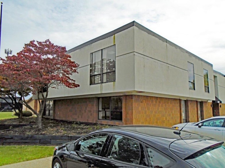 18481 W Ten Mile Rd, Southfield, MI for rent - Building Photo - Image 1 of 4