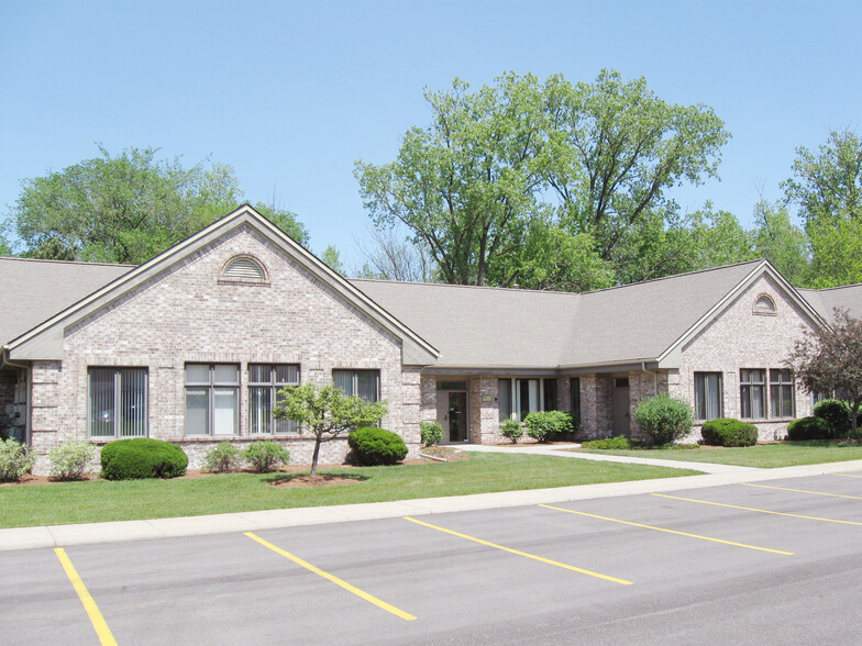 2390 Woodlake Dr, Okemos, MI for rent - Building Photo - Image 1 of 1