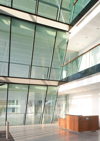 3 Beehive Ring Rd, Gatwick to rent - Interior Photo - Image 3 of 7