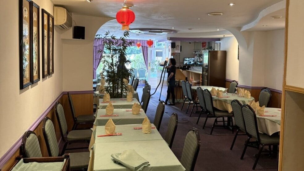 13 Nightingales Corner, Amersham for sale - Interior Photo - Image 2 of 2