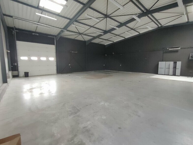 Light Industrial in Vaulx-Milieu to rent - Interior Photo - Image 2 of 9