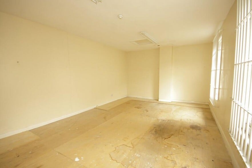 71 High St, Sheerness to rent - Building Photo - Image 2 of 4