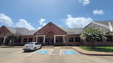 2205-2225 Williams Trace Blvd, Sugar Land, TX for rent Building Photo- Image 1 of 2