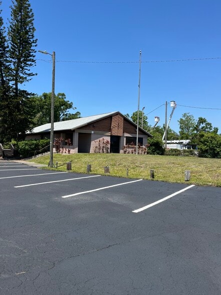 8406 N US Highway 301, Tampa, FL to rent - Building Photo - Image 2 of 9