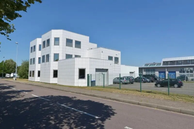 Office in Poissy to rent Building Photo- Image 1 of 14