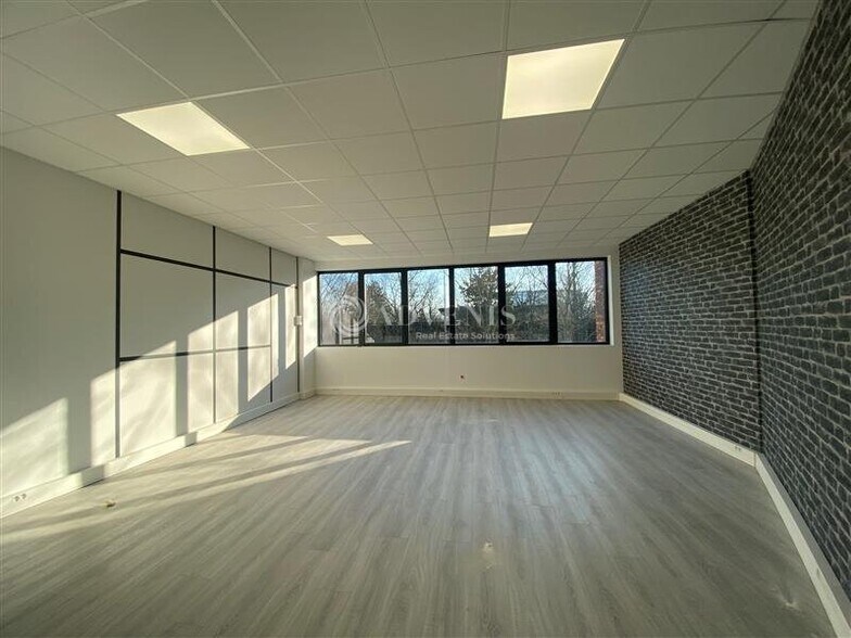 4 Rue Michael Faraday, Montigny-le-Bretonneux to rent - Interior Photo - Image 2 of 8
