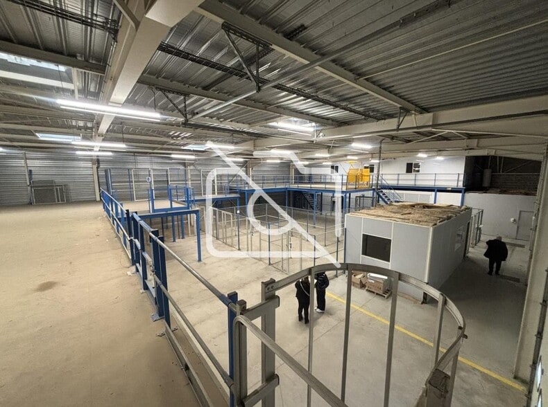 Industrial in Coignières to rent - Interior Photo - Image 3 of 16