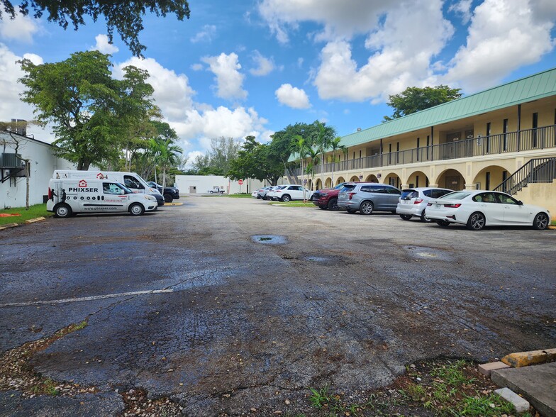 15271 NW 60th Ave, Miami Lakes, FL for rent - Building Photo - Image 3 of 19