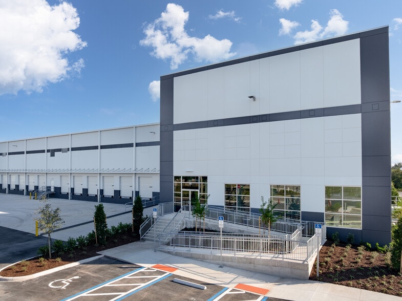 350 Gills Dr, Orlando, FL to rent - Building Photo - Image 3 of 7