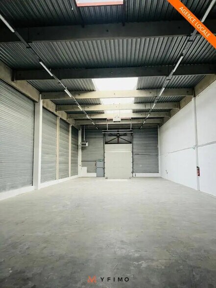 Light Industrial in Coignières to rent - Interior Photo - Image 2 of 5
