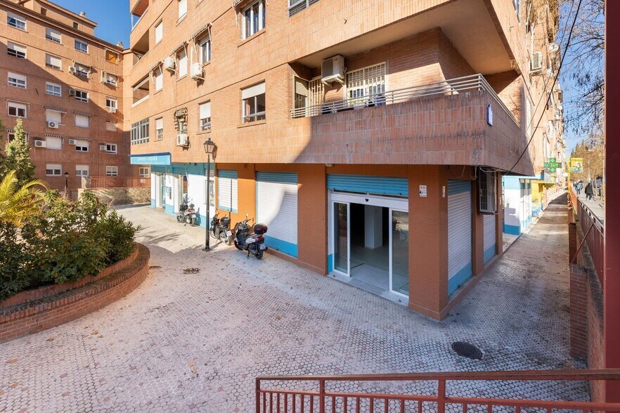Retail in Granada, Granada to rent - Building Photo - Image 2 of 25