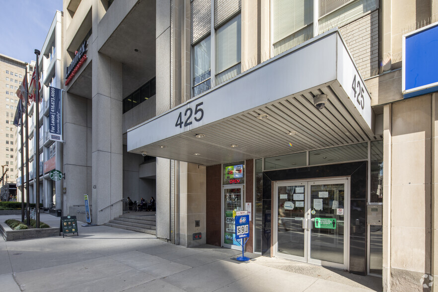 425 University Ave, Toronto, ON for rent - Building Photo - Image 3 of 3