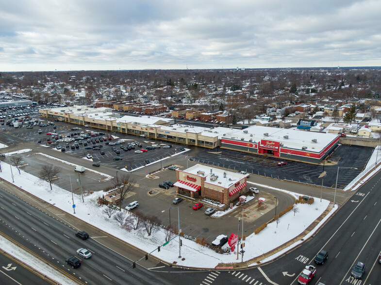 500-558 E North Ave, Glendale Heights, IL for rent - Building Photo - Image 1 of 13