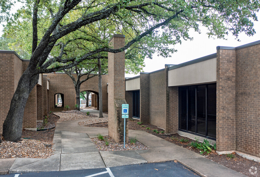 8900 Shoal Creek Blvd, Austin, TX for rent - Building Photo - Image 3 of 6