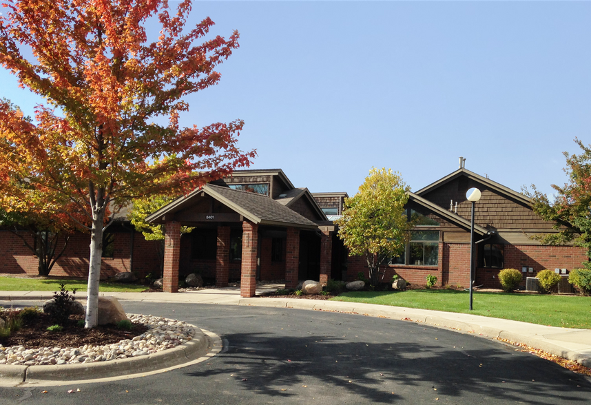 8401 Seasons Pky, Woodbury, MN for sale - Building Photo - Image 1 of 3