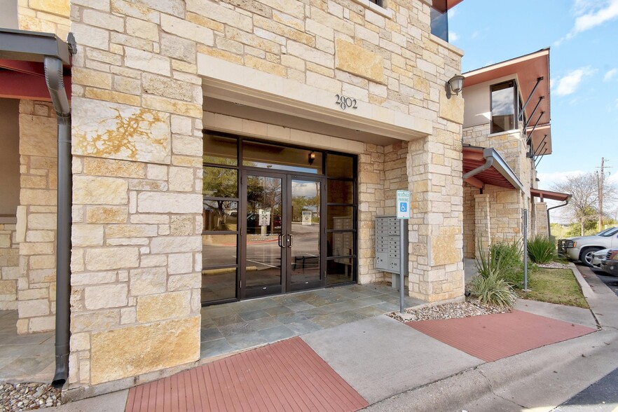 2802 Flintrock Trce, Austin, TX for rent - Building Photo - Image 2 of 41