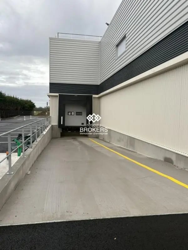 Location Entrepôt 1 052 m² - Photo 1