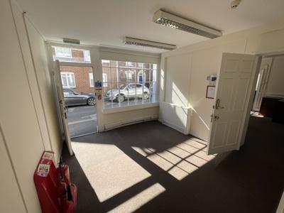 24 St Edmunds Church St, Salisbury to rent - Interior Photo - Image 1 of 3
