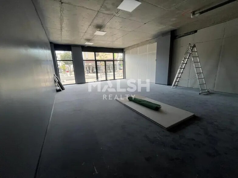 Retail in Saint-Laurent-de-Mure to rent - Interior Photo - Image 2 of 5