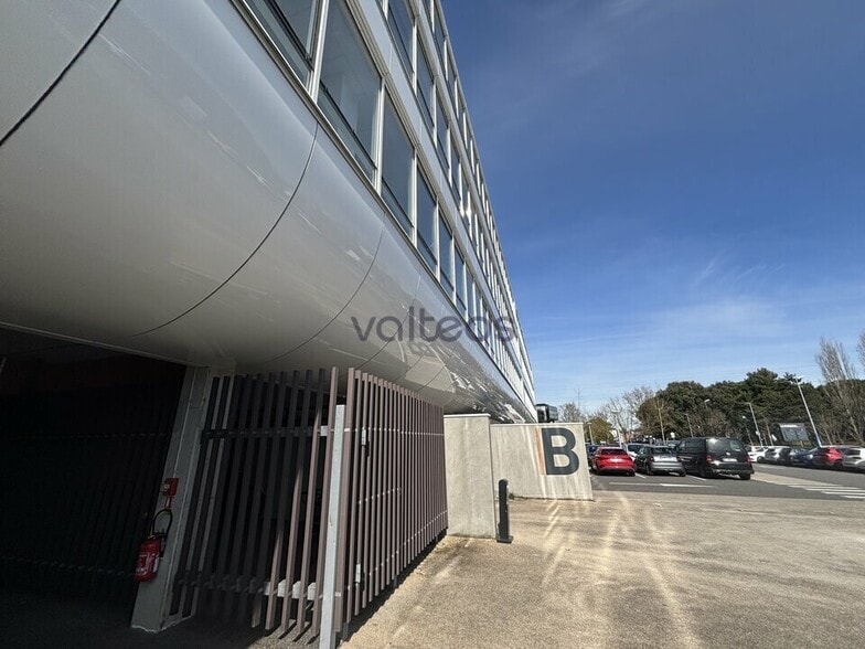 46 Rue Marco Polo, Labège to rent - Building Photo - Image 3 of 12