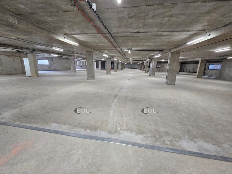 Industrial in Ivry-sur-Seine to rent - Building Photo - Image 2 of 14