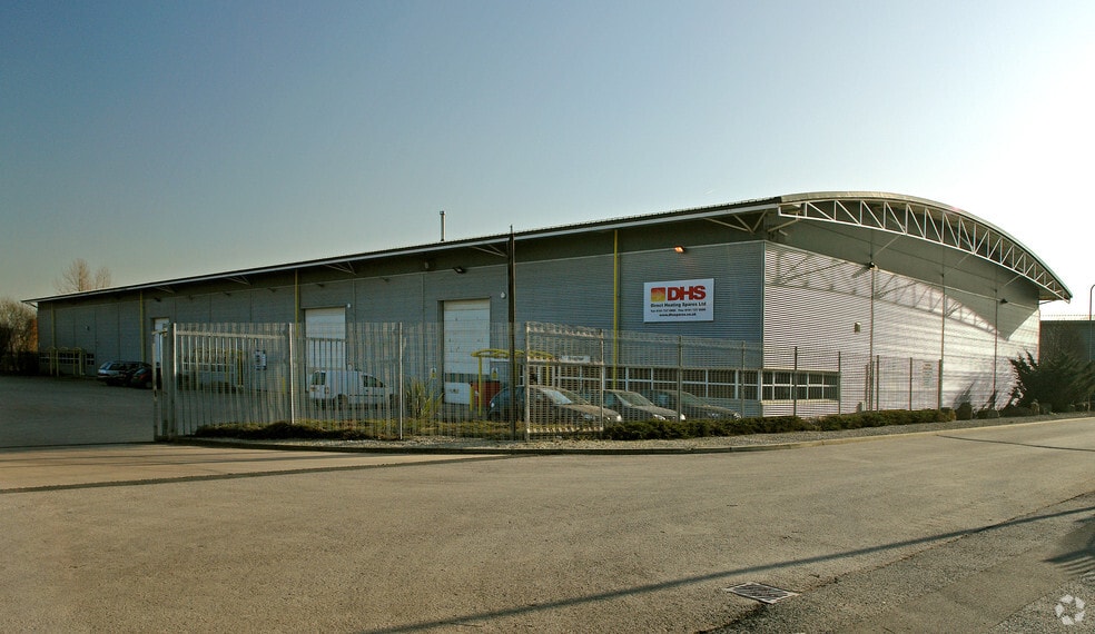 Brunel Ave, Salford to rent - Primary Photo - Image 1 of 8