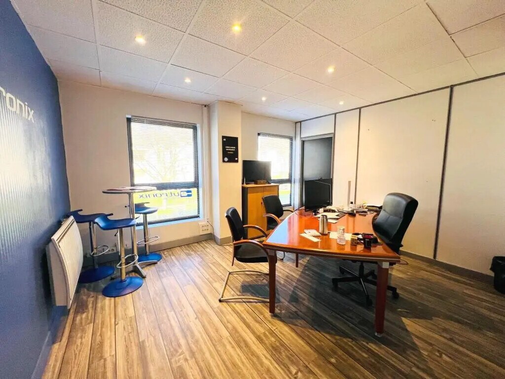 Location Bureaux 83 m² - Photo 1