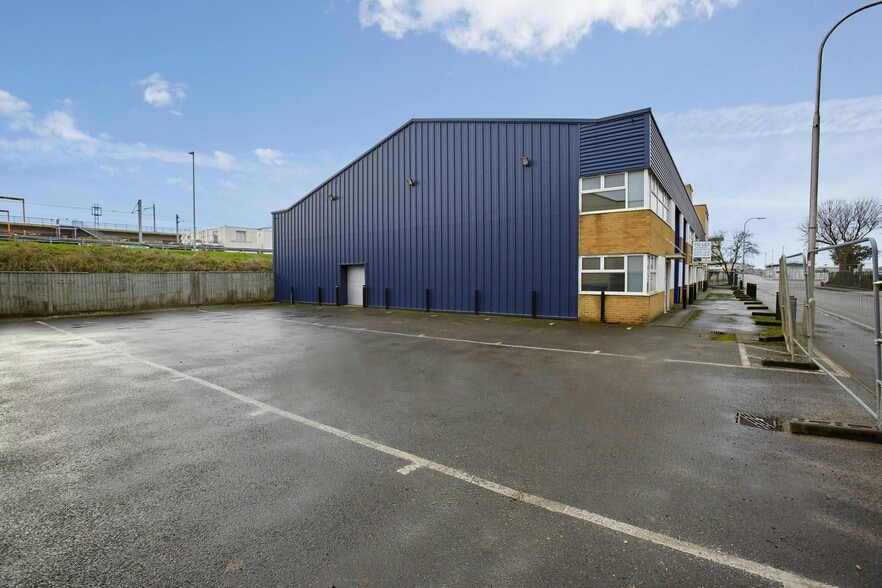 199-215 Cardiff Rd, Reading to rent - Building Photo - Image 3 of 9