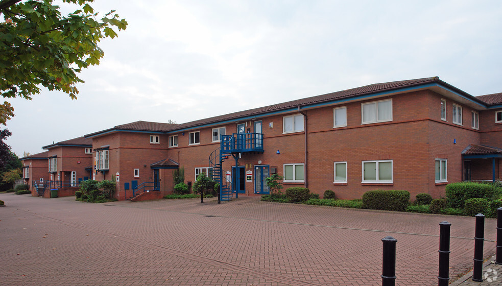 Crown Hl, Milton Keynes for rent - Primary Photo - Image 1 of 4