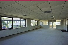 Industrial in Trappes to rent - Building Photo - Image 3 of 4