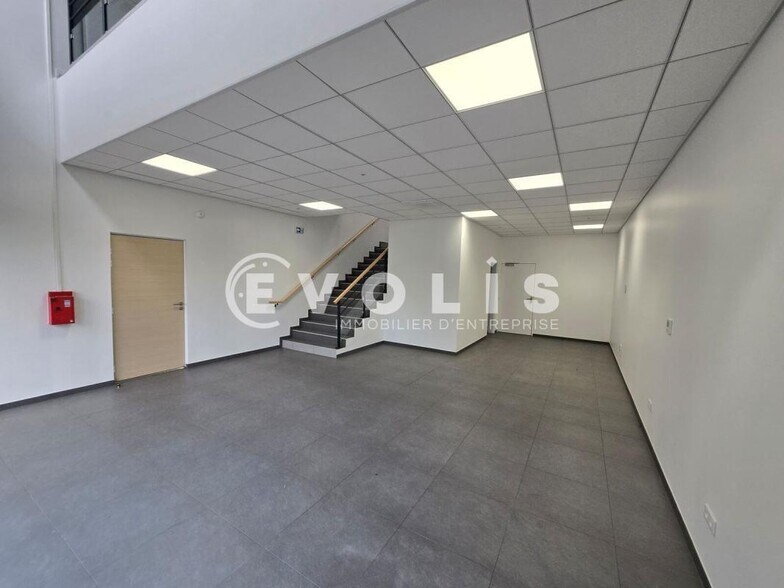 Industrial in Fleury Merogis to rent - Interior Photo - Image 3 of 9