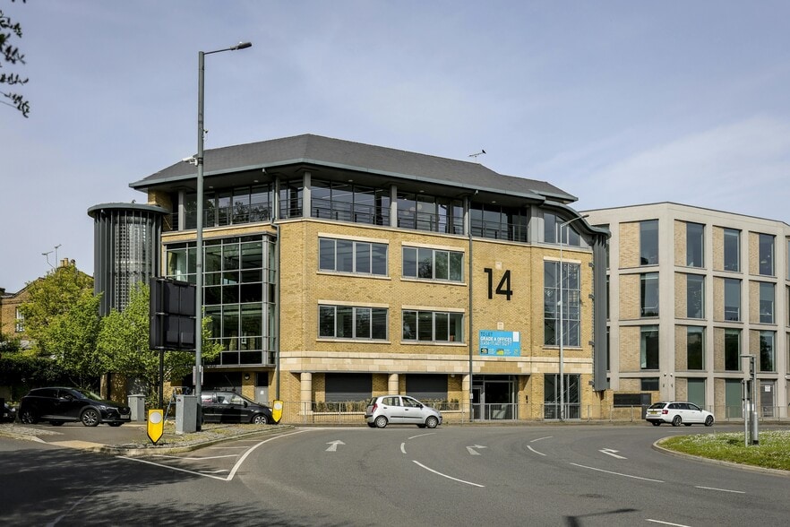 14 Castle Hl, Maidenhead to rent - Building Photo - Image 1 of 11