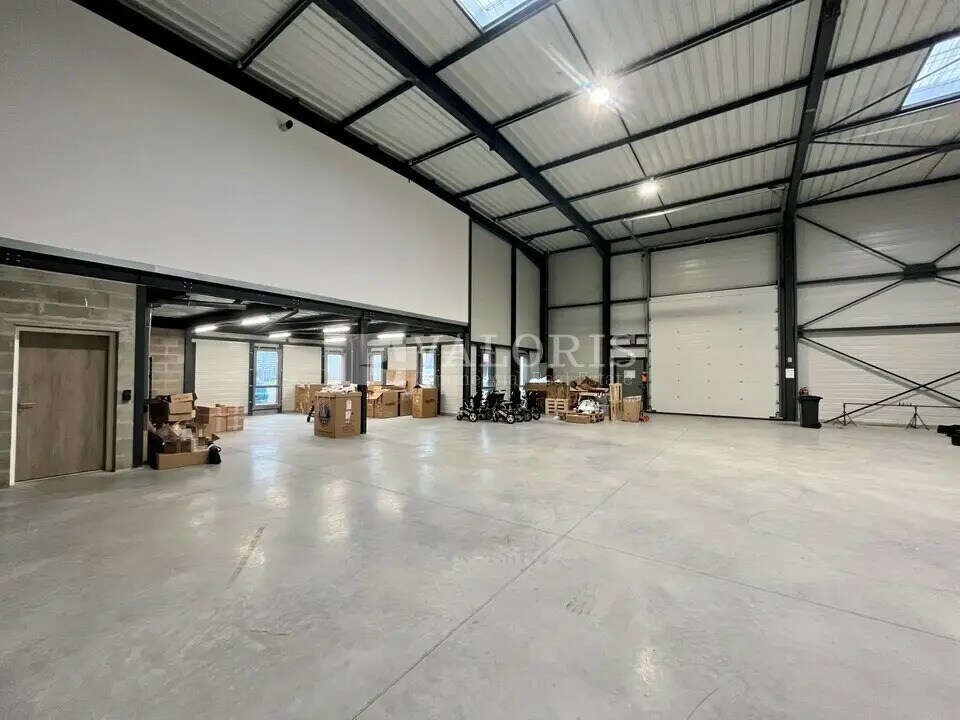 Light Industrial in Chassieu to rent Building Photo- Image 1 of 10