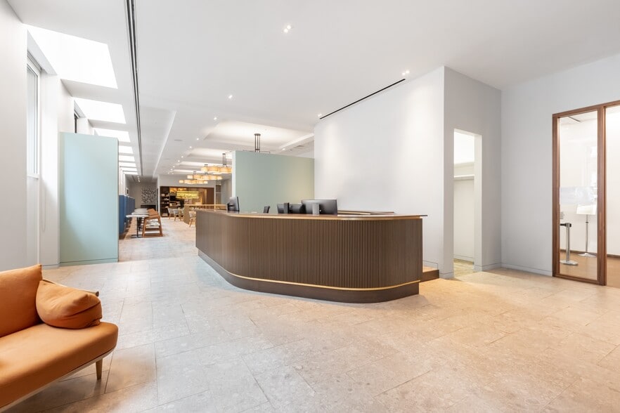 8 St. James's Sq, London to rent - Interior Photo - Image 2 of 10