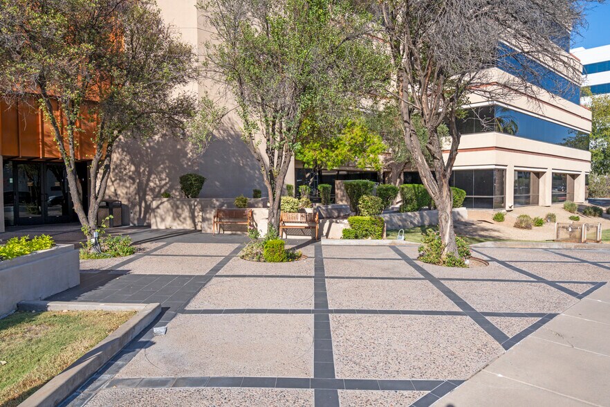 202 E Earll Dr, Phoenix, AZ for sale - Building Photo - Image 3 of 8