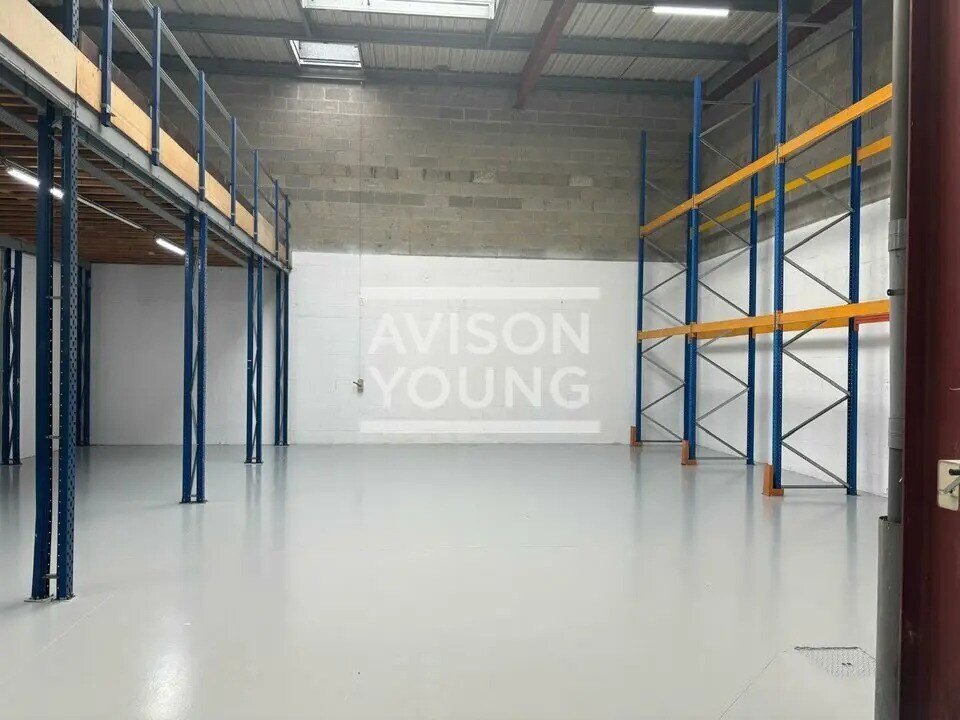 Light Industrial in Le Thillay to rent Interior Photo- Image 1 of 5