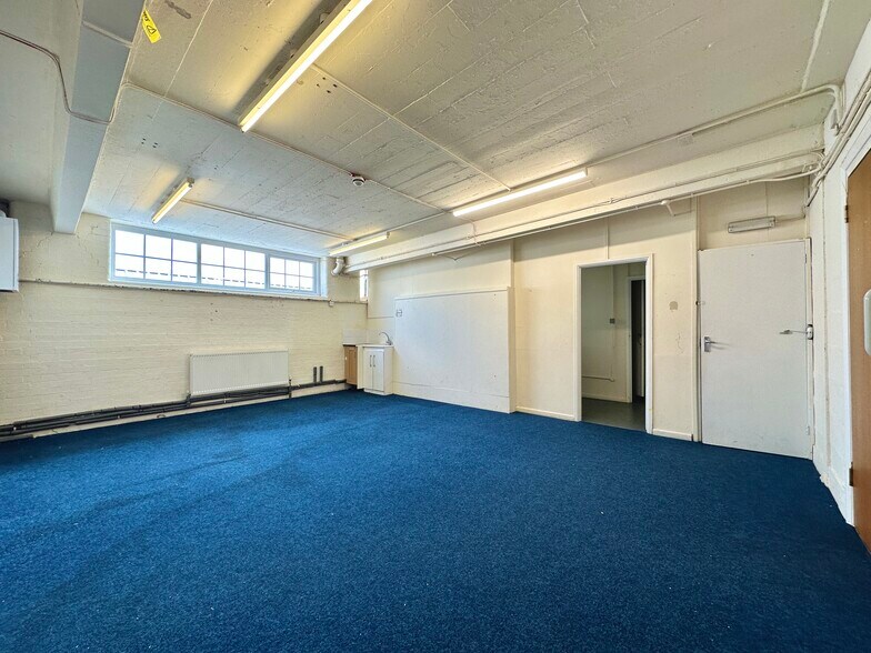 Leagrave Rd, Luton to rent - Interior Photo - Image 3 of 7