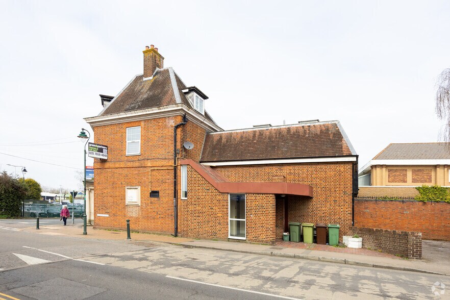 Station Rd, Paddock Wood to rent - Building Photo - Image 2 of 8