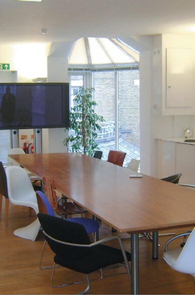 16-20 Shorts Gdns, London to rent - Lobby - Image 3 of 5