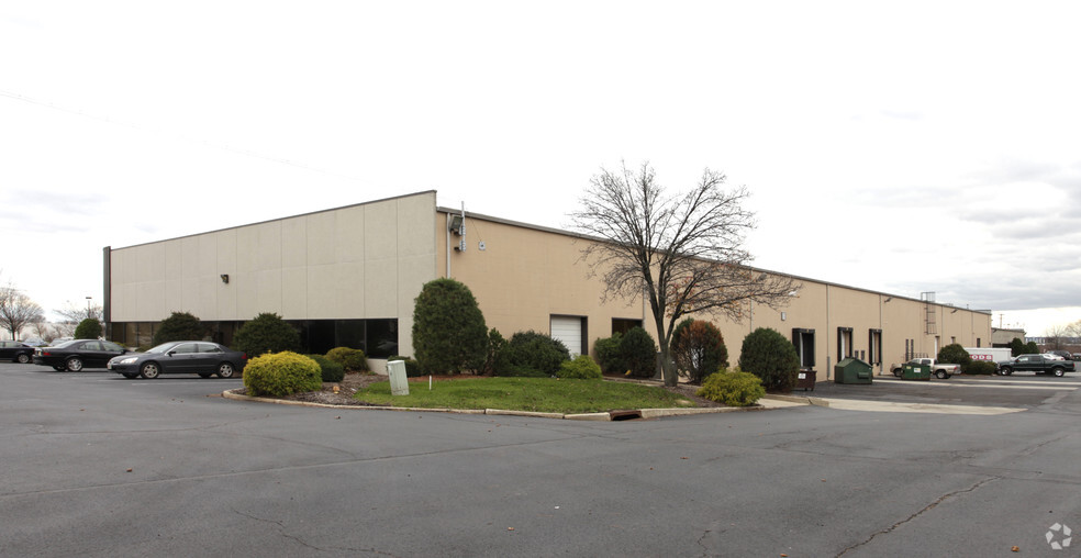 107 Corporate Blvd, South Plainfield, NJ for rent - Building Photo - Image 2 of 2