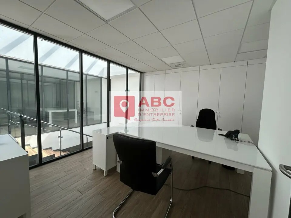 Location Bureaux 300 m² - Photo 1