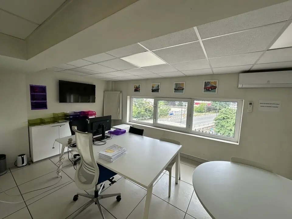 Retail in Ivry-sur-Seine to rent Interior Photo- Image 1 of 1