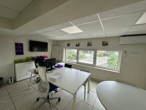 Retail in Ivry-sur-Seine to rent Interior Photo- Image 1 of 1