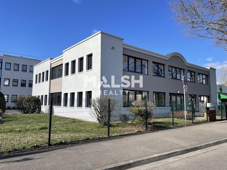Office in Bron to rent - Building Photo - Image 1 of 13