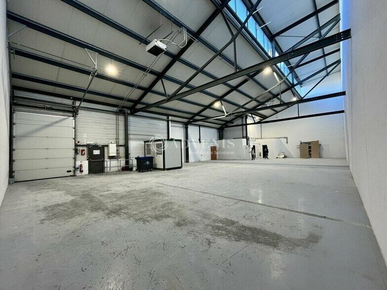 Light Industrial in Saint-Denis to rent - Interior Photo - Image 2 of 8