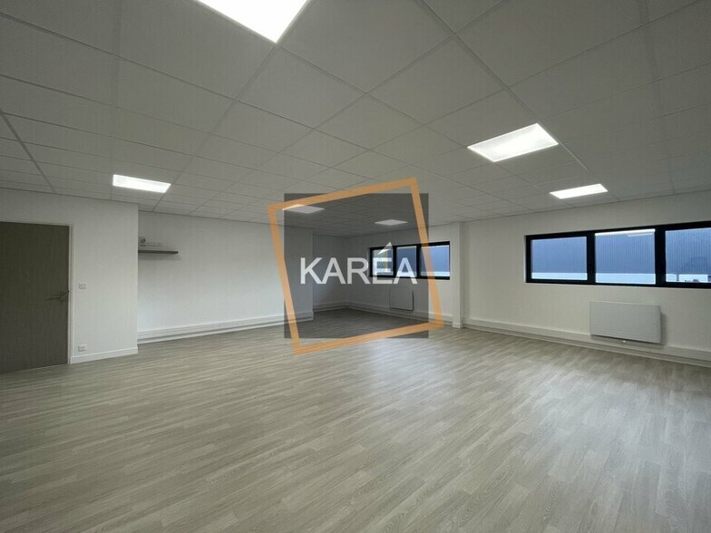 Light Industrial in Lieusaint to rent - Interior Photo - Image 1 of 5