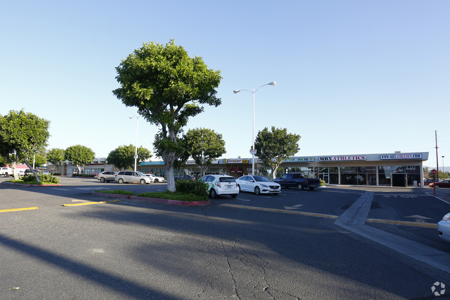 19555-19631 Parthenia St, Chatsworth, CA for rent - Primary Photo - Image 1 of 11