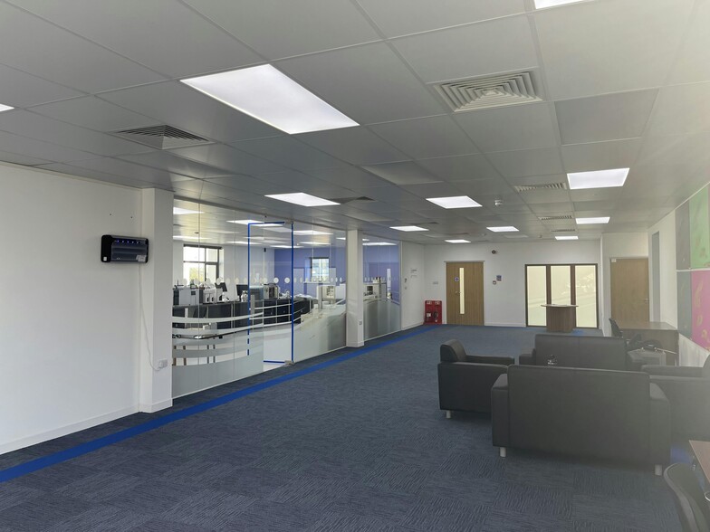 Western Ave, Bridgend to rent - Building Photo - Image 3 of 12