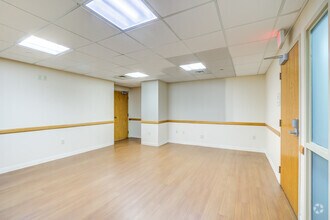 120 N Eagle Creek Dr, Lexington, KY to rent Interior Photo- Image 2 of 6