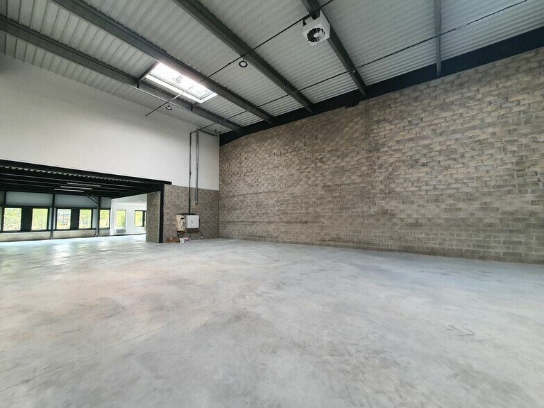Light Industrial in Bailly Romainvilliers for sale - Interior Photo - Image 2 of 6
